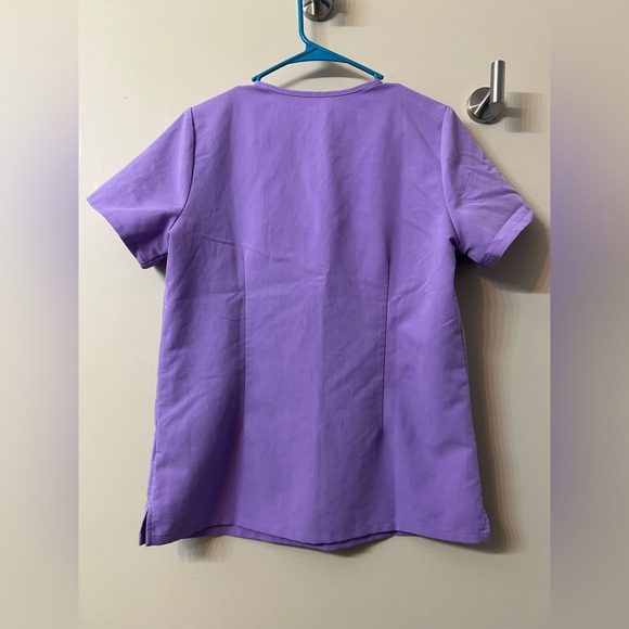 Figs Catarina one-pocket scrub top. Lilac dawn in color. Size small. - Picture 2 of 4